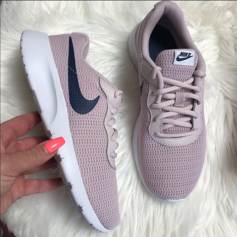 NWOB 💕NIKE TANJUN WOMENS SIZE 8 - Picture 1 of 7